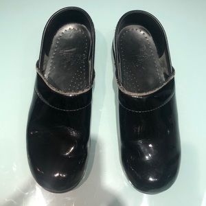 Dansko size 8.5/ 9 (39) black patent leather clogs